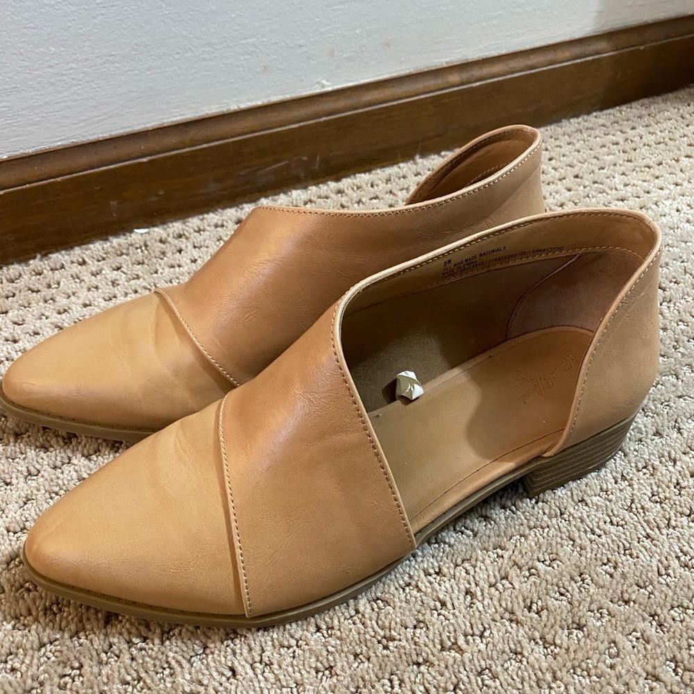 Universal thread slip on loafers
